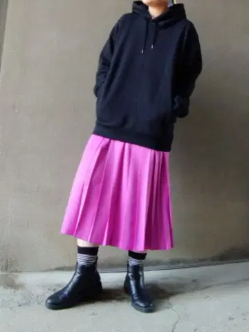 택 포함 새상품 유니클로 비대칭 플리츠 스커트 핑크