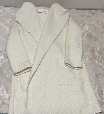 리즈리사 아이보리 랩 코트 후드 부착