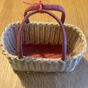 뜨개질 베이지와 핑크 바스켓백