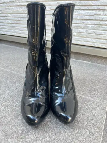 pitti 블랙 에나멜 슬림핏 부츠 겸 장화