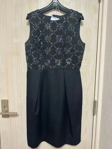 GRACE CONTINENTAL 자수 스팽글 블랙 슬리브리스 원피스