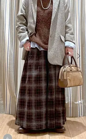 세밀한 코듀로이 턱 스카초 studio clip