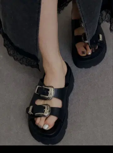 [ Ameri ] MEDI WESTERN BUCKLE SANDALS