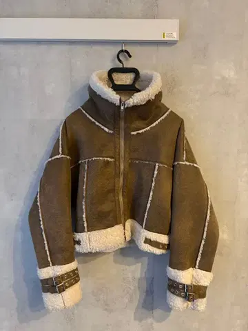 EGOIST 페이크 무스탕 숏 자켓 브라운