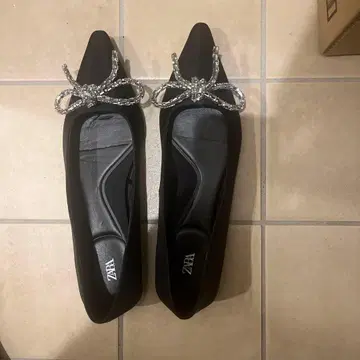 새상품급 ZARA 블랙 플랫슈즈 비쥬 장식