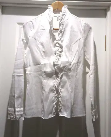 프릴 달린 화이트 셔츠 긴팔