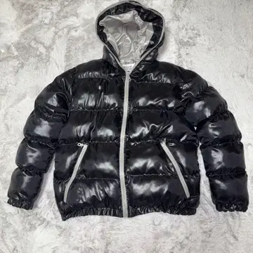 후드 부착 블랙 다운 자켓