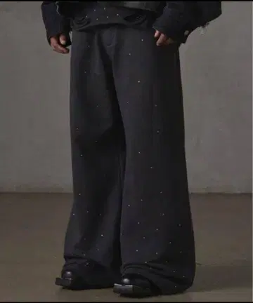 [ GRANCY ] 큐빅 디자인 데미지 스웨트 팬츠