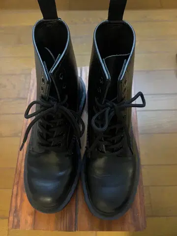Dr.Martens 8홀 부츠 블랙 24cm