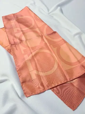 가격 인하 Ferragamo 미니 스카프 실크 간치니 패턴