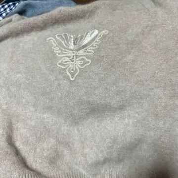 자수 들어간 베이지 반팔 니트 스웨터