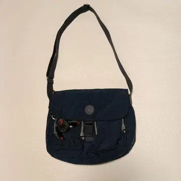 Kipling: 네이비 플랩 숄더백