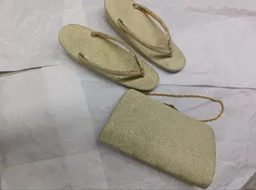 골드 조리 와 클러치백 세트