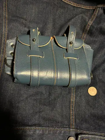 파란색 가죽 바디백 더블 포켓