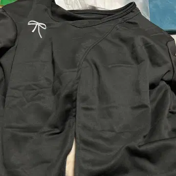 블랙 리본 자수 긴팔 상의