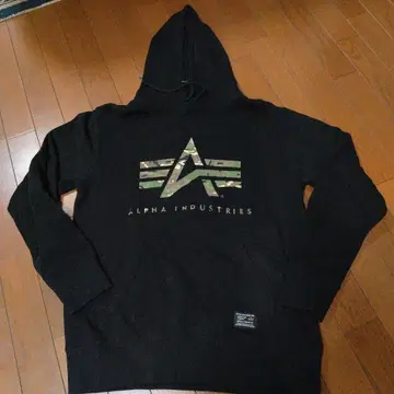 ALPHA INDUSTRIES 블랙 카모플라쥬 후드티