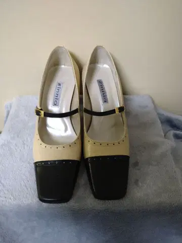 Zinnia 베이지와 블랙 펌프스