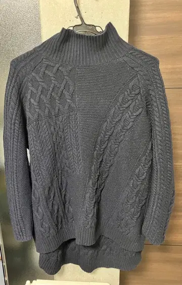 MACPHEE 다크 네이비 케이블 니트