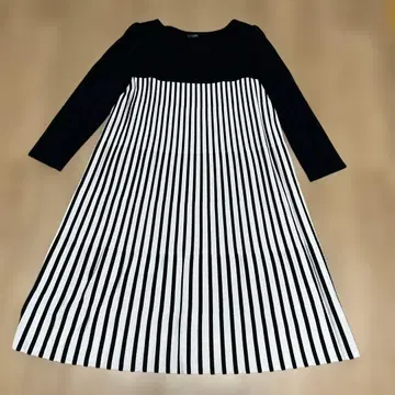 cotoo 블랙과 베이지 니트 원피스