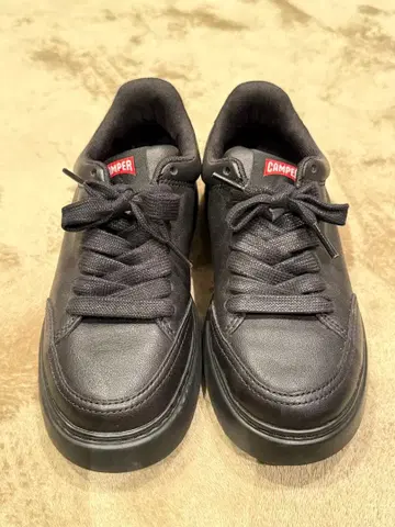 캠퍼 러너 K21 블랙 가죽 스니커즈