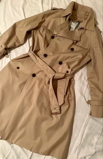 베이지 더블 브레스트 트렌치코트