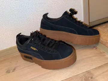 PUMA 블랙 스웨이드 스니커즈