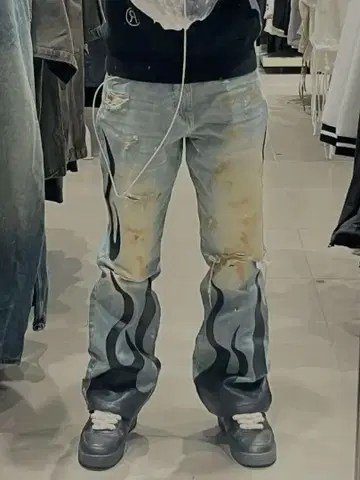 초레어 한정판 Dirtybox Fire Patch Jeans 플레어 데님