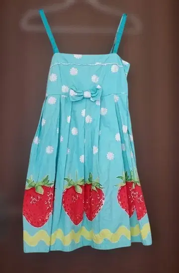 에밀리 템플큐트 딸기 프린트 슬리브리스 원피스