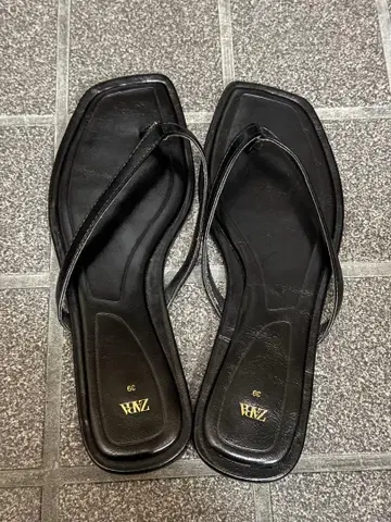 ZARA 블랙 플랫 샌들 39