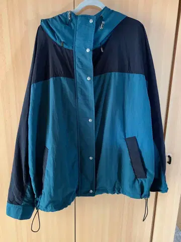 바이컬러 경량 후드 부착 아우터