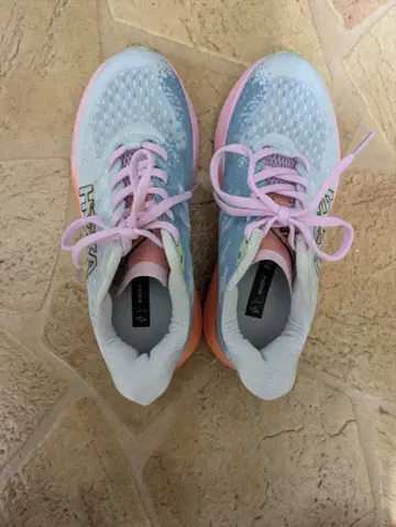 HOKA ONE ONE MACH6 스니커즈