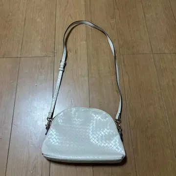 아이보리 뜨개질 디자인 숄더백