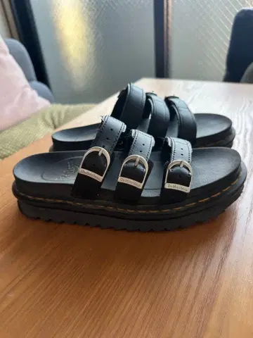 닥터 마틴 블랙 샌들