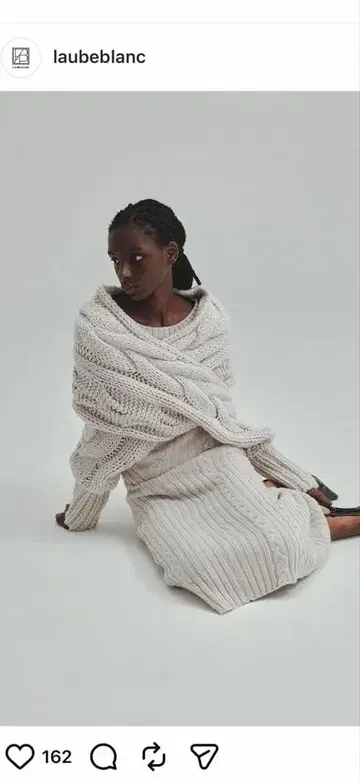 L'AUBE BLANC 로브 블랑 오프숄더 핸드 니트탑