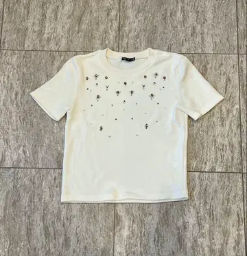 ZARA 자수 화이트 반팔 니트