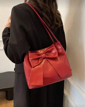 리본 포함 레드 숄더백