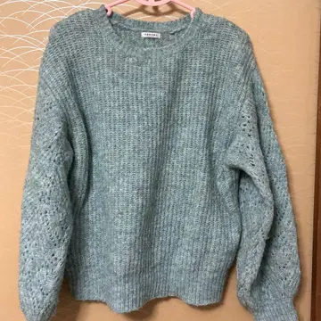 그레이 볼륨 슬리브 니트 스웨터