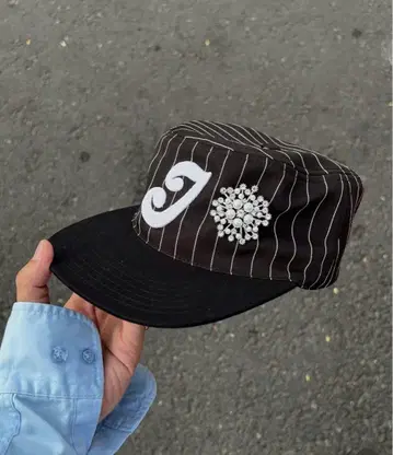 2idiots.label 스트라이프 캡 J 로고 비쥬 부착