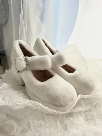 퍼 펌프스 화이트 24.5