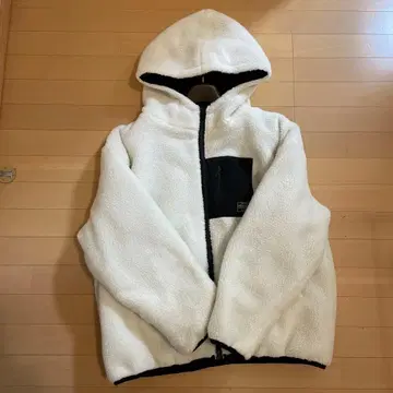 화이트 플리스 자켓 후드 부착