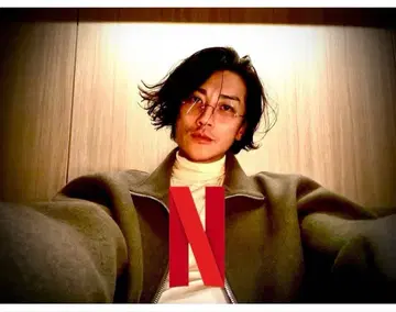 아카니시 진 착용 코트