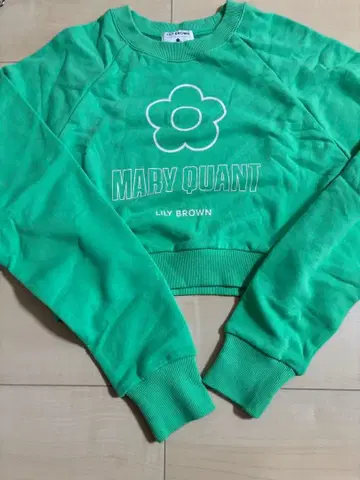 새상품 택 없음 마리크와 데이지 크롭 맨투맨