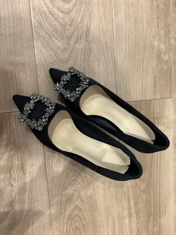 비쥬 장식 블랙 하이힐 펌프스