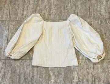 NOBLE 아이보리 퍼프 슬리브 상의