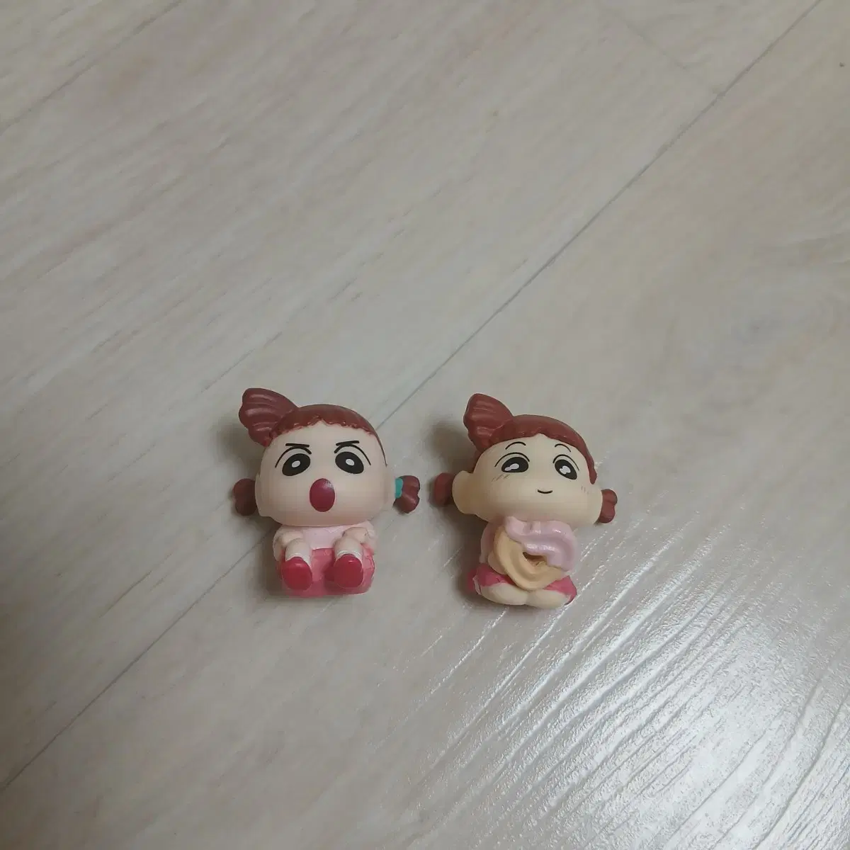 Shinchan Yuri Gacha Figure Butt Walk Mogu Mogu