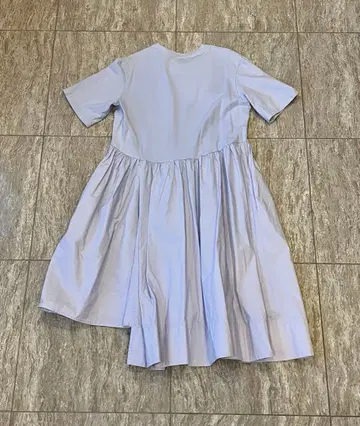 COS 라이트 블루 반팔 무릎 기장 원피스