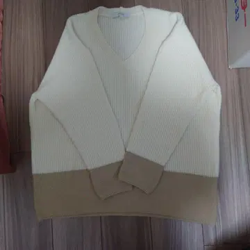 UNTITLED 아이보리 V넥 니트 스웨터
