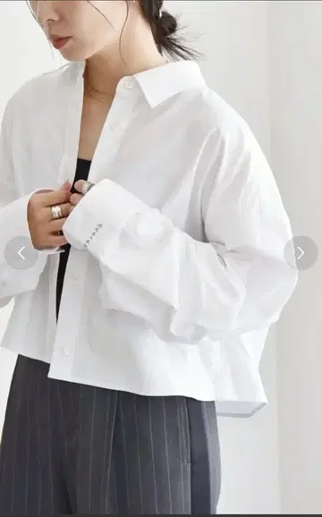 카란 엘르 화이트 크롭 긴팔 셔츠