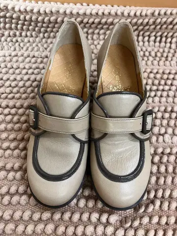 그레이 버클 가죽 펌프스 중간 힐