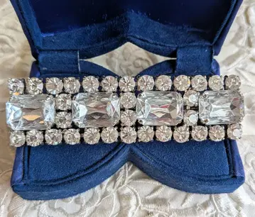 클리어 유리 카보숑이 늘어선 빅 사이즈 바 브로치 각인 있음